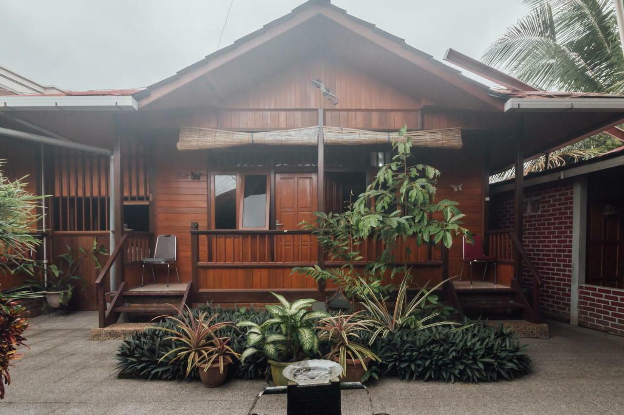 Vaccinated Staff - OYO 1300 Crecia Guest House Hatu Exterior foto