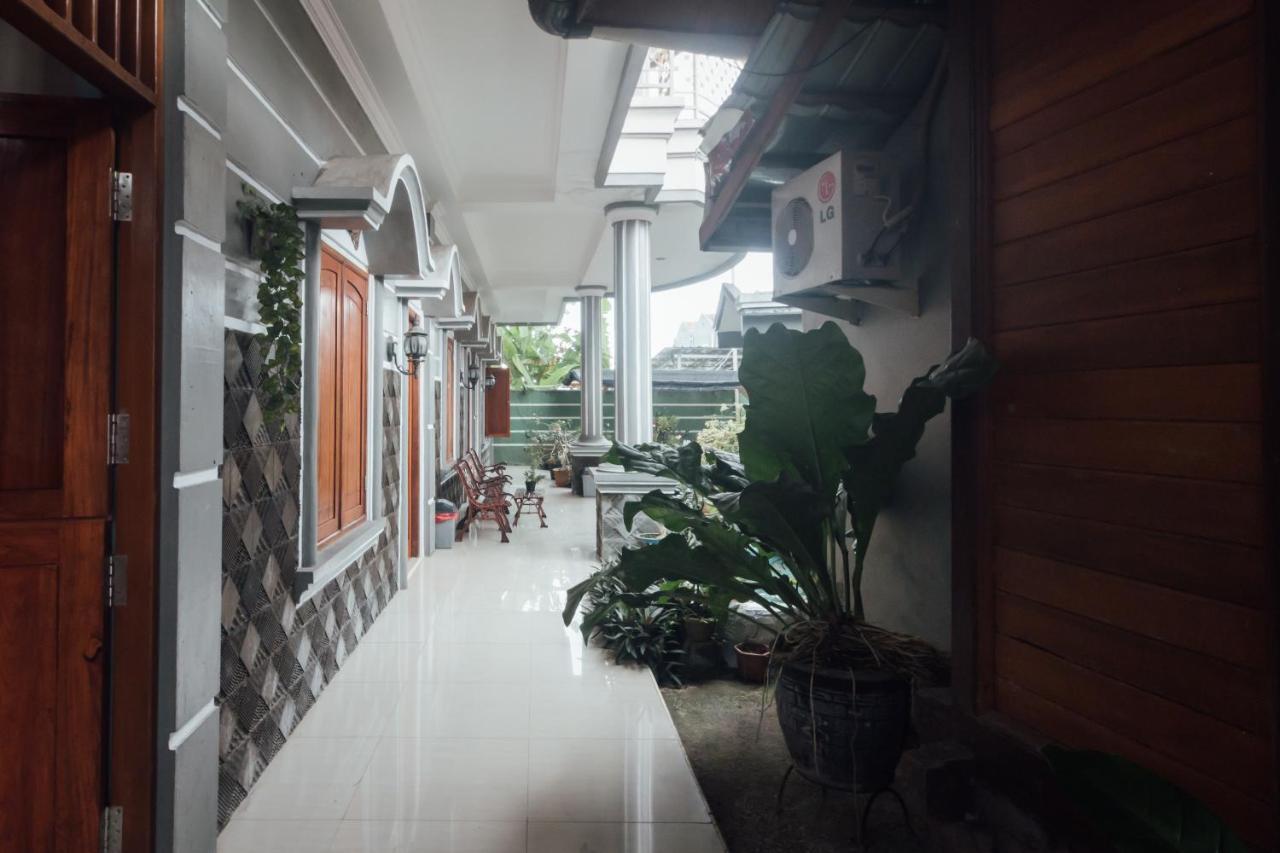 Vaccinated Staff - OYO 1300 Crecia Guest House Hatu Exterior foto